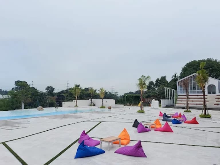 The Beach Siang Hari