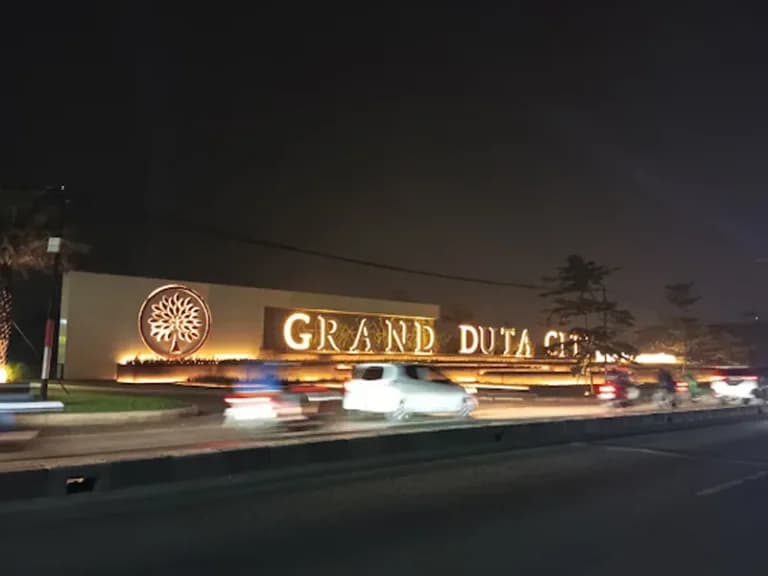 Main Gate Malam Hari