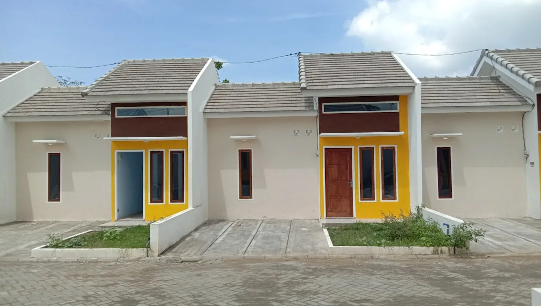 Kompleks perumahan subsidi di Wajak, Malang, dengan deretan rumah sederhana berlantai satu.