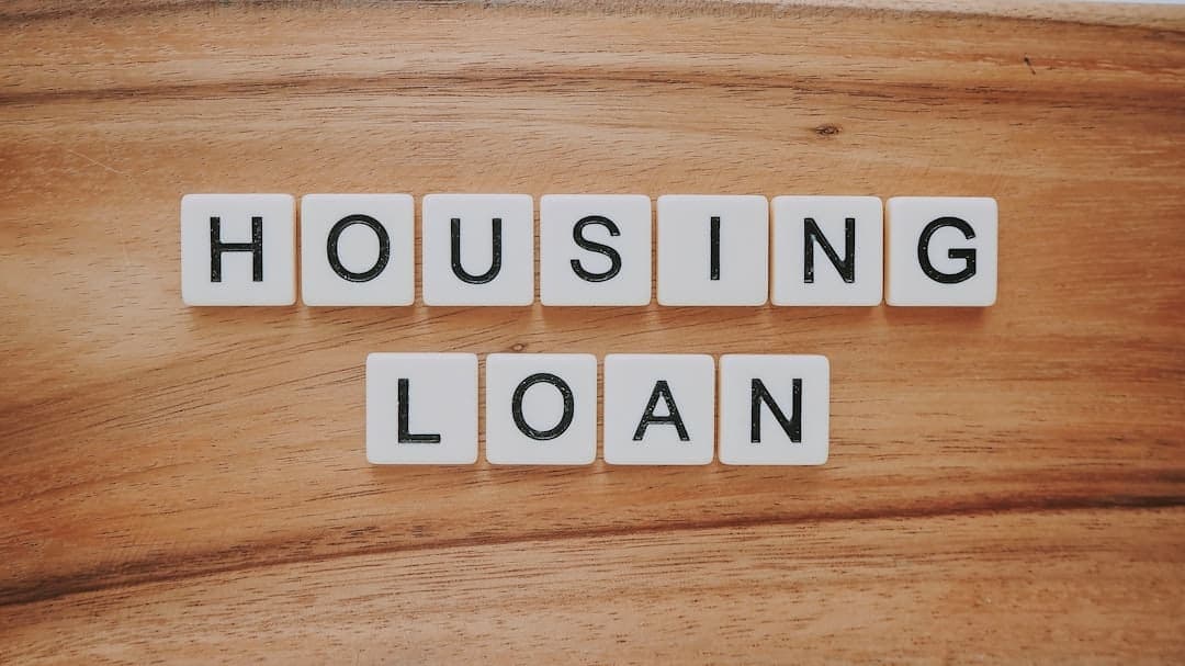Dokumen pinjaman perumahan di atas meja