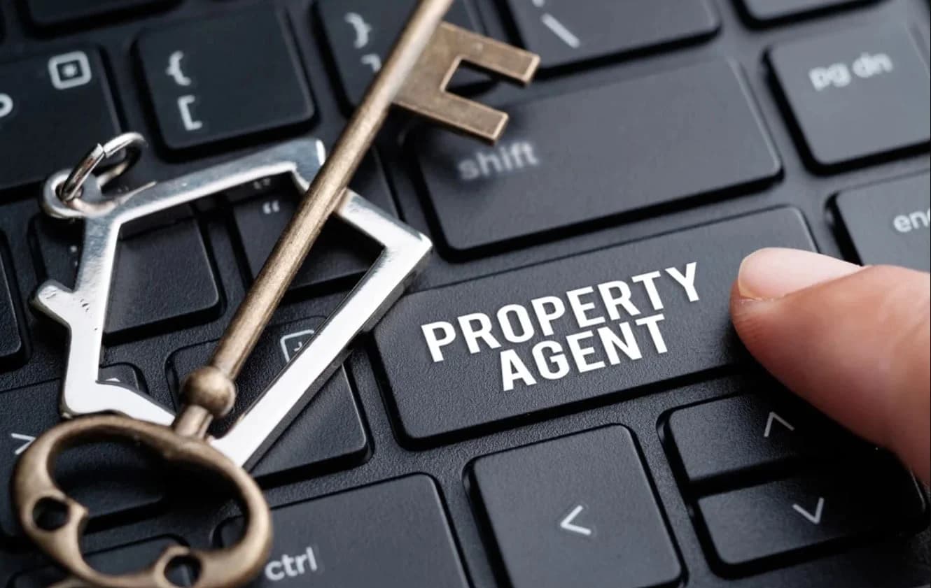 Ilustrasi panduan memilih agen properti terbaik untuk transaksi jual beli rumah