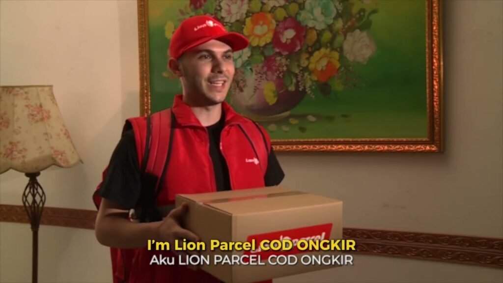 Jasa Kirim Paket dengan Layanan COD Terbaik di Indonesia 2 Kurir mengirim paket